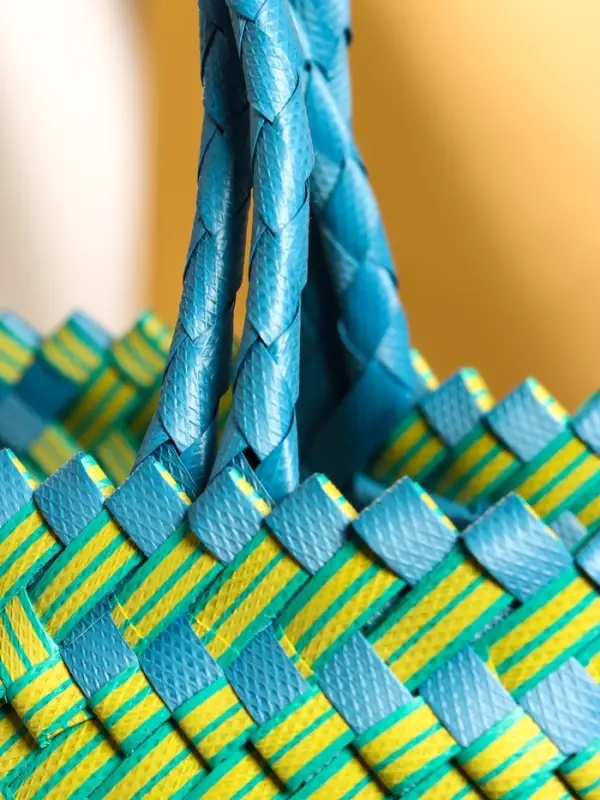 Сумка плетёная пластиковая 30х10х33 см, цв. сине-жёлтый Сумка плетёная пластиковая 30х10х33 см, цв. сине-жёлтый