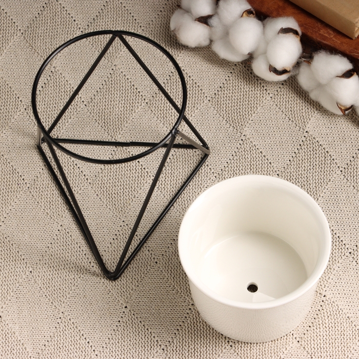 Горшок на подставке Горшок на подставке "Грани" белый с черным, 14х11х15см