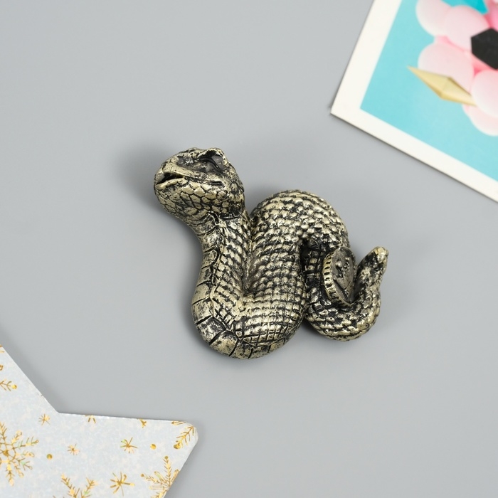 Магнит полистоун  Магнит полистоун "Змейка с короной на монетке" МИКС 4,5х1,5х5,5 см