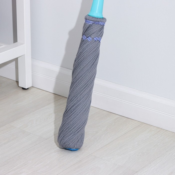 Швабра с отжимом Доляна, насадка из микрофибры «Чёрная», телескопическая окрашенная ручка 120 см, цвет МИКС Швабра с отжимом Доляна, насадка из микрофибры «Чёрная», телескопическая окрашенная ручка 120 см, цвет МИКС