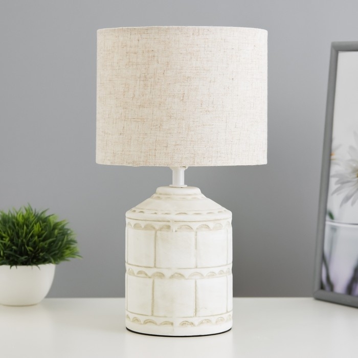 Настольная лампа Настольная лампа "Асни" Е14 40Вт бело-серый 19х19х32 см RISALUX 9780913