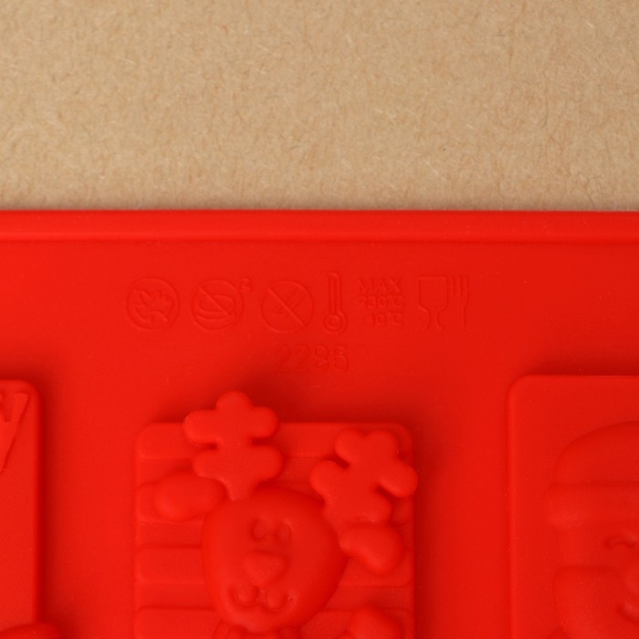 Форма для конфет и шоколада новогодняя Доляна «Рождество», силикон, 30×17 см, 16 ячеек, цвет красный Форма для конфет и шоколада новогодняя Доляна «Рождество», силикон, 30×17 см, 16 ячеек, цвет красный