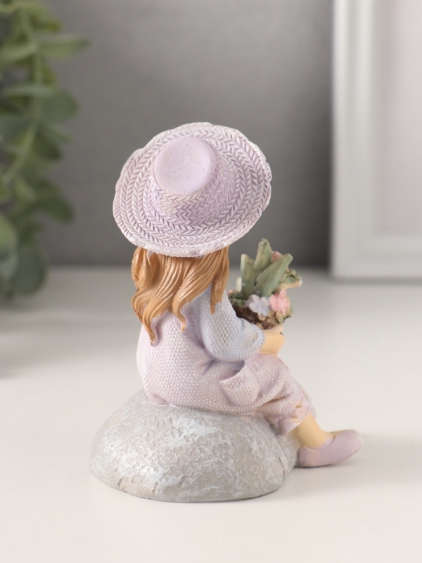 Сувенир полистоун Сувенир полистоун "Девочка в сарафане и шляпке, с букетом, на камне" сиреневый 7,5х6х9 см