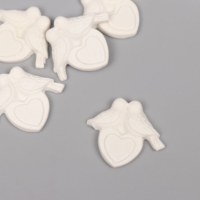 Декор для творчества полистоун Декор для творчества полистоун "Голуби на сердце" белый набор 6 шт 3,6х3 см