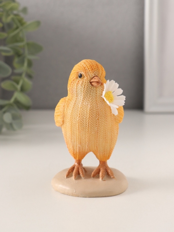 Сувенир полистоун  Сувенир полистоун "Вязаный цыплёнок с ромашкой в клюве" 5,5х5,5х10 см