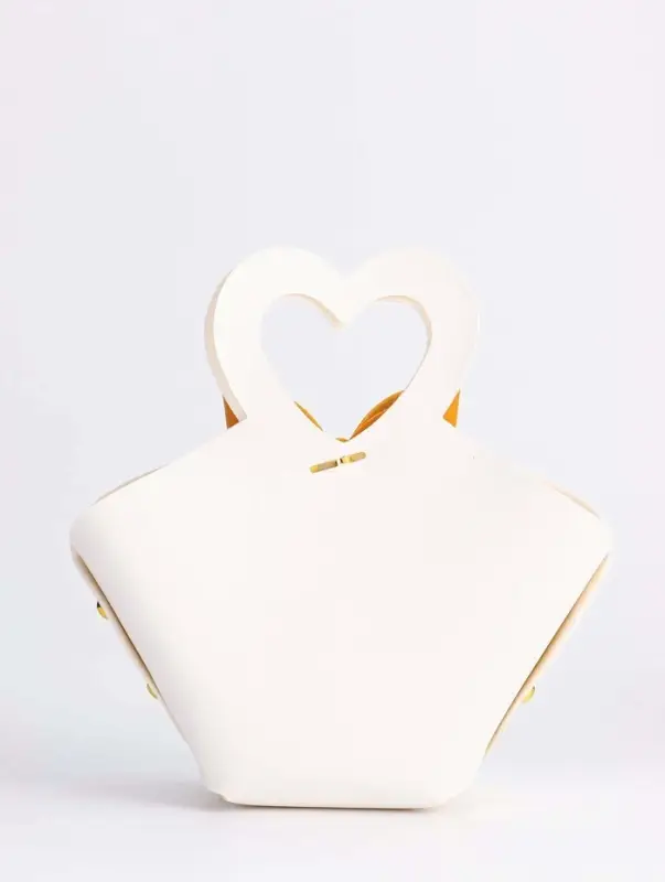 Кожанная подарочная сумочка 10,5 х 5 х 6 см белая Кожанная подарочная сумочка 10,5 х 5 х 6 см белая