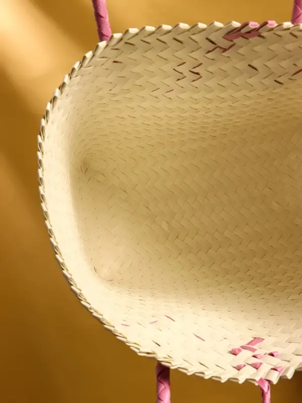 Сумка плетёная на застёжке «Девочка с букетом», 40×10×55 см, пластик, бело-розовая Сумка плетёная на застёжке «Девочка с букетом», 40×10×55 см, пластик, бело-розовая