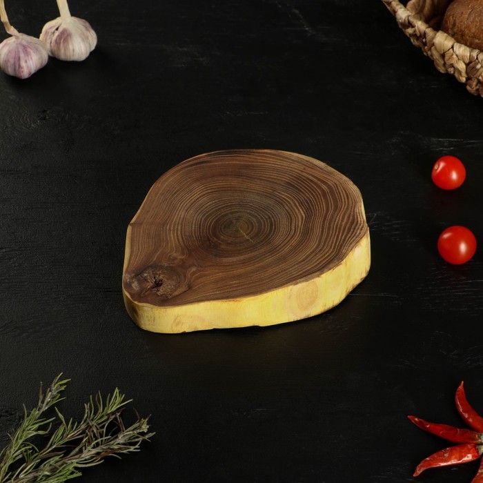 Доска разделочная из спила Wild Kitchen, d=160-200 мм, толщина 30 мм, цельный массив кедра Доска разделочная из спила Wild Kitchen, d=160-200 мм, толщина 30 мм, цельный массив кедра