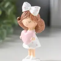 Сувенир полистоун "Девочка с большим бантом в волосах, держит сердце" 4,7х3х9 см