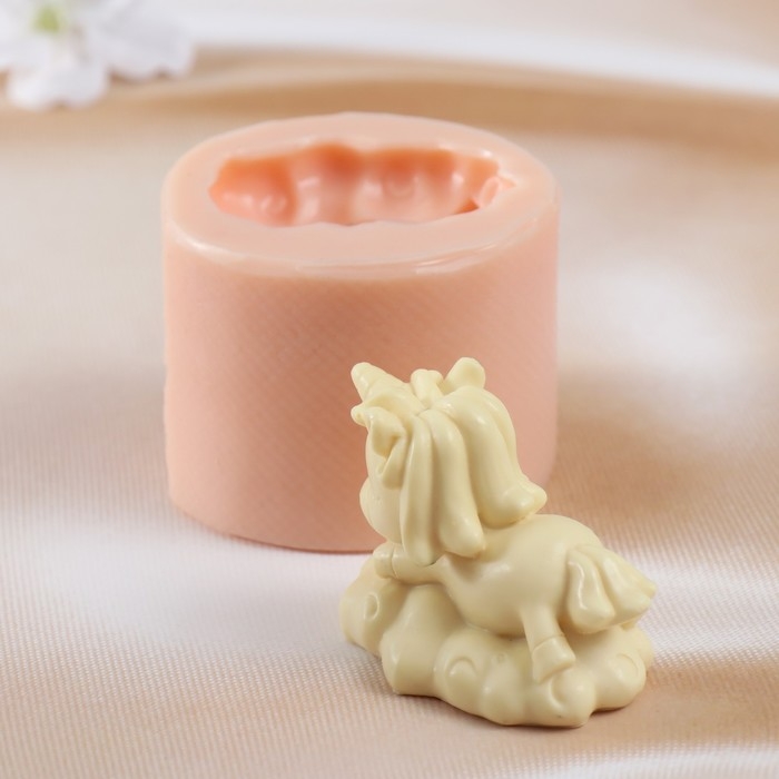 Молд силиконовый "Единорог лежит"  (издел. 5,7х3,6х4,2 см)