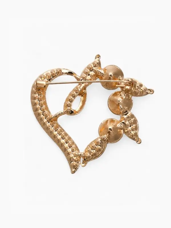 Брошь &laquo;Сердце в ягодах&raquo;, белая в золоте