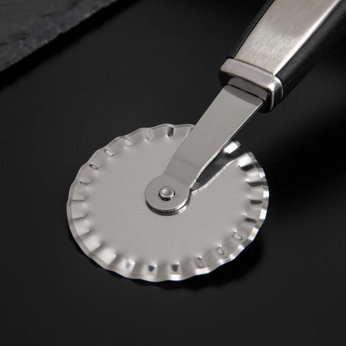 Нож для пиццы и теста Доляна Blade, 20 см, ручка soft - touch, цвет серебристый Нож для пиццы и теста Доляна Blade, 20 см, ручка soft - touch, цвет серебристый