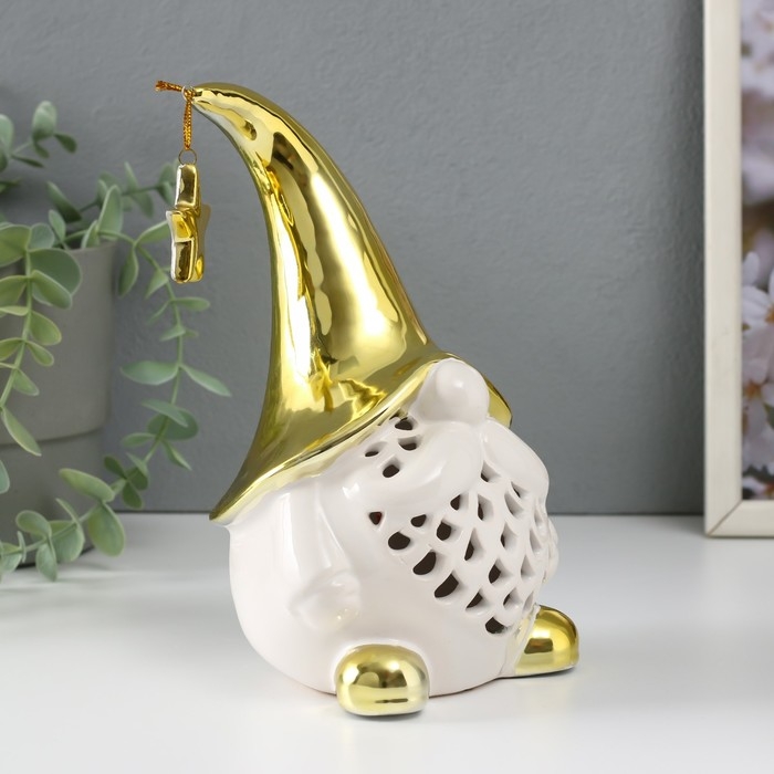 Сувенир керамика свет Сувенир керамика свет "Гном в золотом колпаке со звездой" белый 11,6х10,7х19,3 см