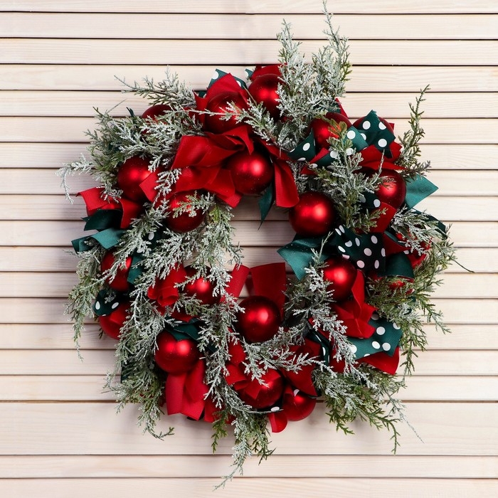 Венок новогодний d- 30 см  Венок новогодний d- 30 см "Уютная сказка" алые шары и ленты в горох