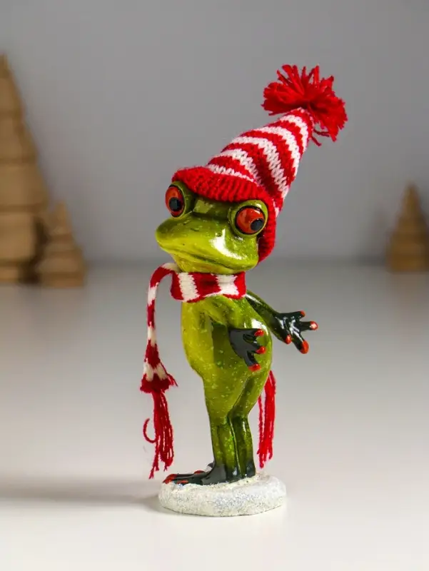 Фигурка полистоун лак &laquo;Лягуха в шапочке и шарфике готовится упасть в снег&raquo;, 8.2&times;6.5&times;18 см