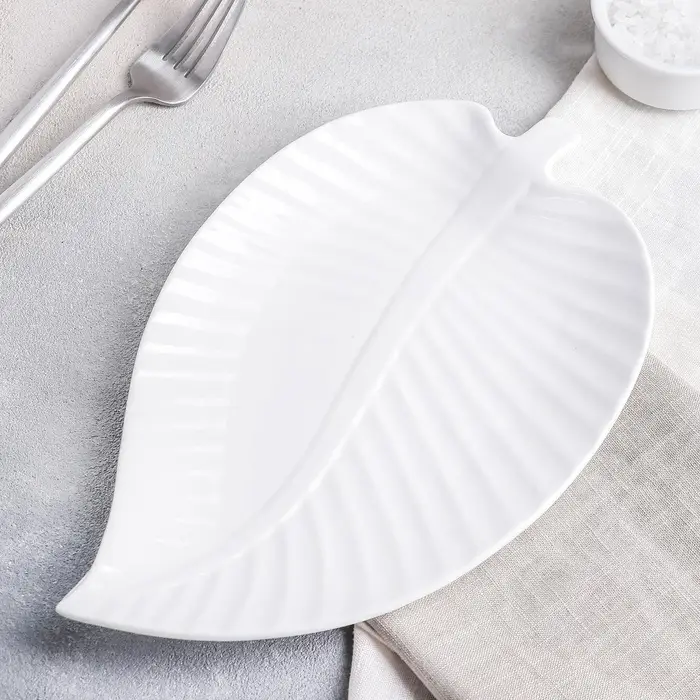 Блюдо для подачи &laquo;Лист&raquo;, 25&times;16&times;2 см, керамика, цвет белый