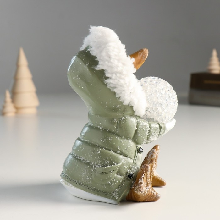 Сувенир полистоун свет Сувенир полистоун свет "Гусь в шубке с капюшоном со снежком" 10х10х14 см