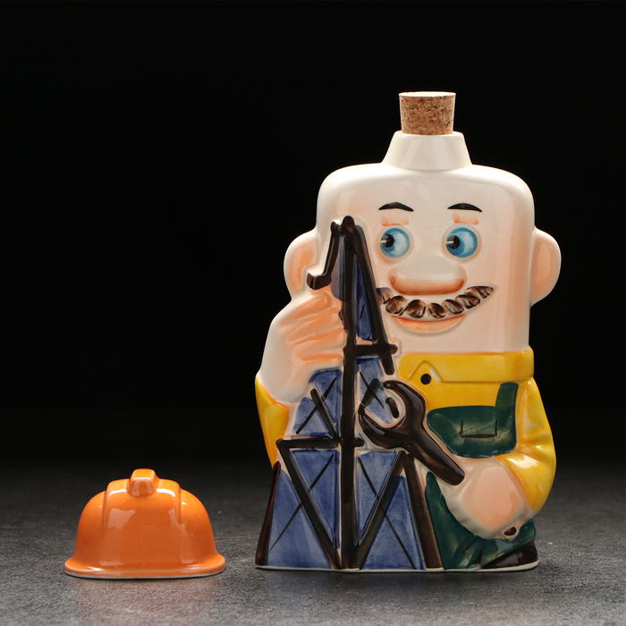 Штоф фарфоровый «Нефтяник. 4 сентября», в упаковке книге Штоф фарфоровый «Нефтяник. 4 сентября», в упаковке книге