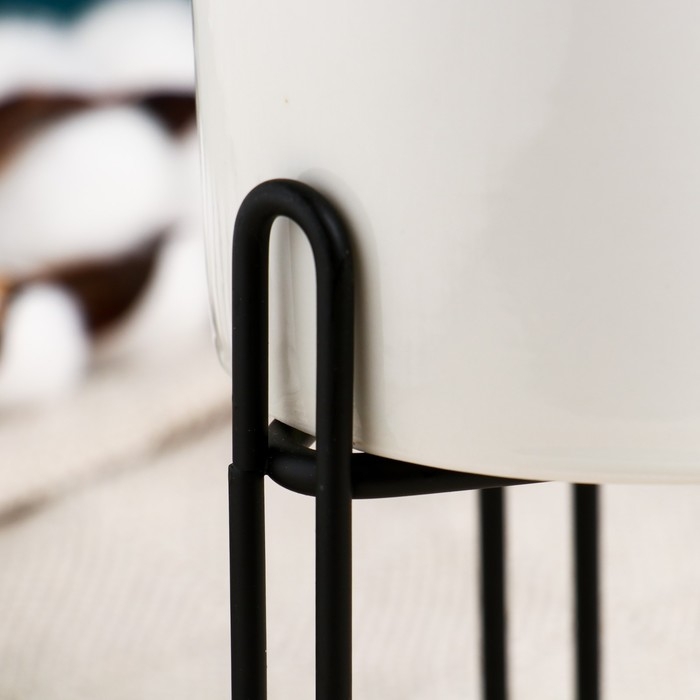 Кашпо  Кашпо "Цилиндр" белое, на черной подставке, 14х10х10см