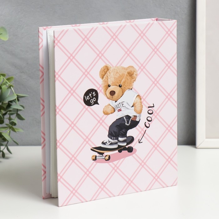 Фотоальбом на 80 фото 10х15 см Фотоальбом на 80 фото 10х15 см "Мишка в кресле" в коробке МИКС 23х5х19 см