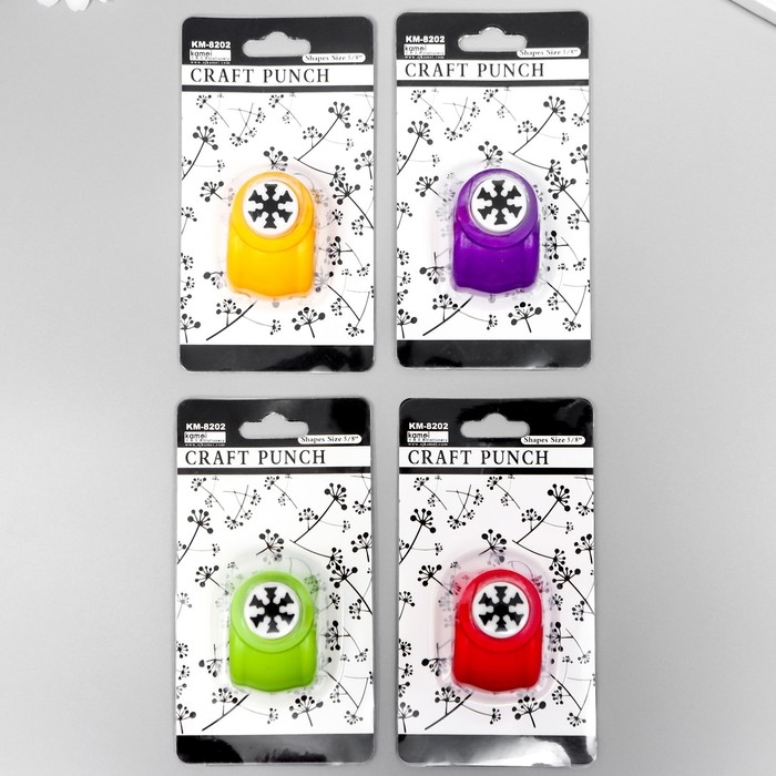 Фигурный дырокол д. 1,5 см снежинка 3,5*4*4 см МИКС Фигурный дырокол д. 1,5 см снежинка 3,5*4*4 см МИКС