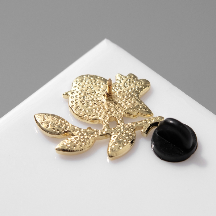 Значок «Птичка» на веточке, цвет белый в золоте Значок «Птичка» на веточке, цвет белый в золоте