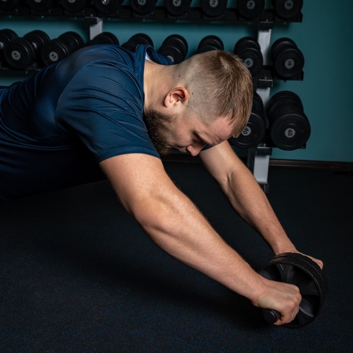 Ролик для пресса ONLYTOP, 31х17х17 см, с ковриком, цвет чёрный Ролик для пресса ONLYTOP, 31х17х17 см, с ковриком, цвет чёрный