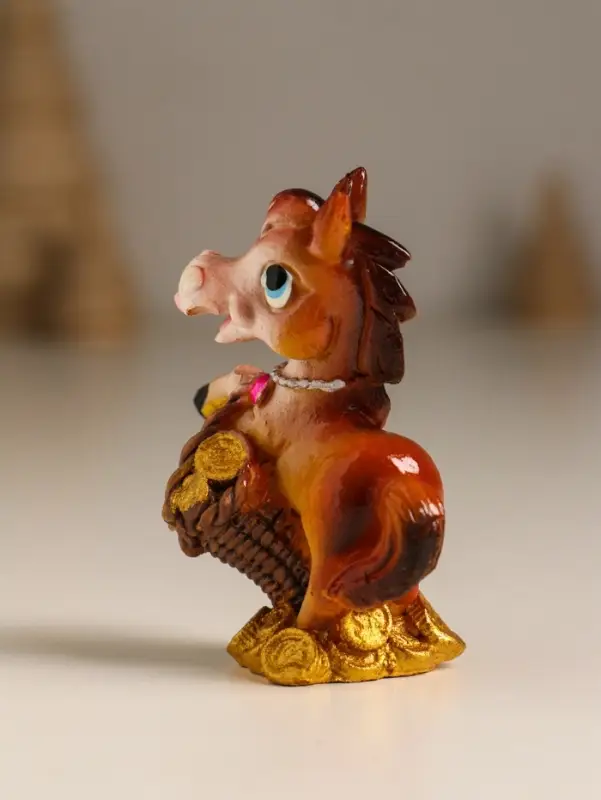 Сувенир полистоун Сувенир полистоун "Лошадка с золотыми монетами" МИКС 5,5х3,3х6,7 см