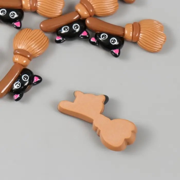 Декор для творчества пластик "Котик на метле" 2х3,4х0,6 см