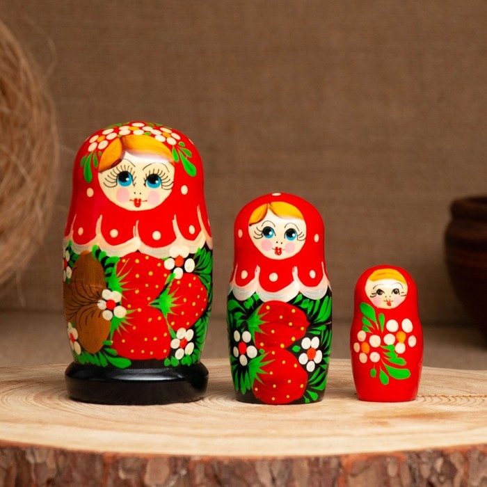Матрёшка «Земляничка», красный платок, 3 кукольная, 10-12 см Матрёшка «Земляничка», красный платок, 3 кукольная, 10-12 см