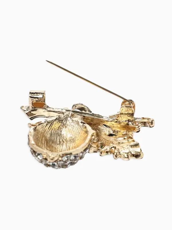 Брошь &laquo;Жёлудь&raquo; осенний с листом, стразы, цвет коичнево-бело-зелёный в золоте