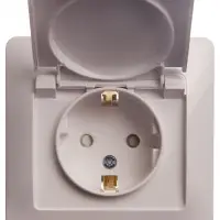GLOSSA Розетка с заземлением со шторками с крышкой белая в сборе IP20