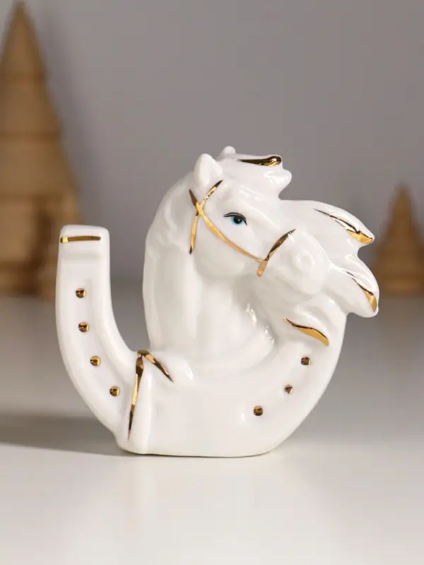 Сувенир керамика "Конь в подкове" белый с золотом 8х2,5х8,5 см