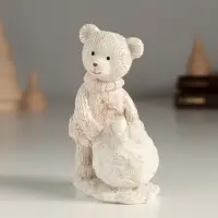 Фигурка полистоун &laquo;Мишка с птицей на большом снежке&raquo;, 7.5&times;5.5&times;10.5 см