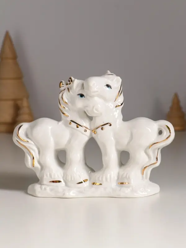 Сувенир керамика "Конь и лошадка милуются" белый с золотом 14х4,5х10 см