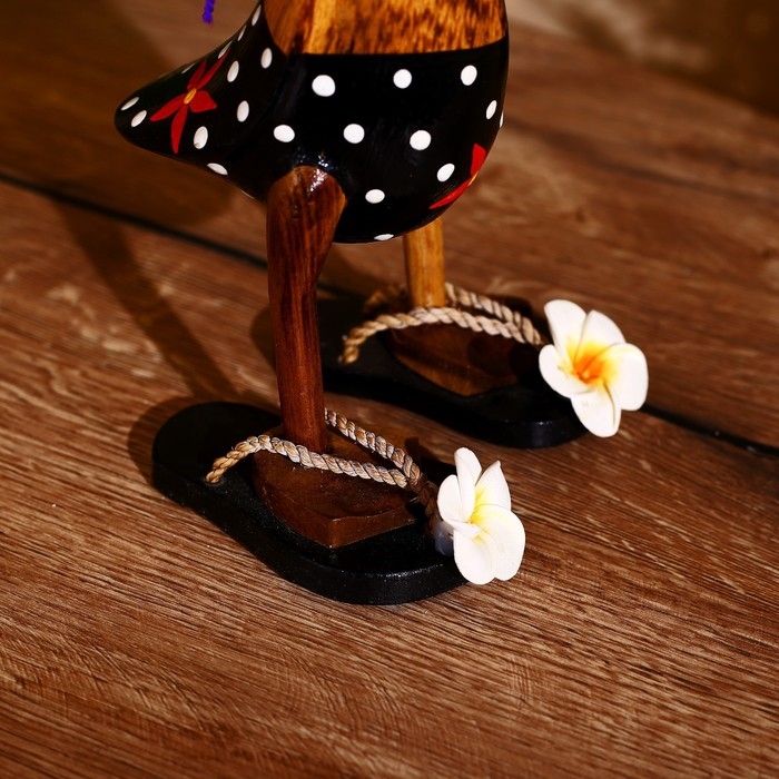 Сувенир "Утка на пляже " дерево 25 см