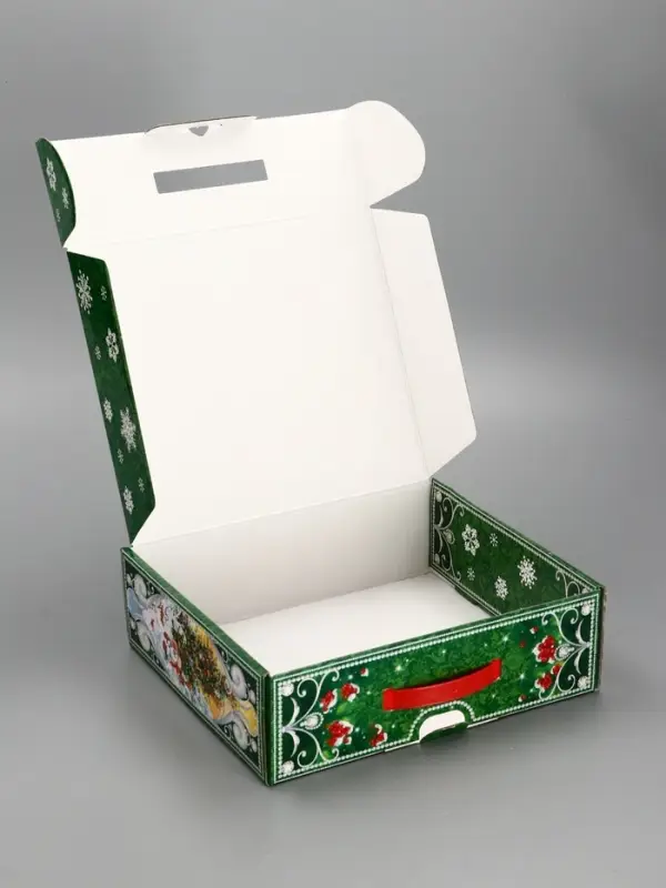 Подарочная новогодняя коробка Подарочная новогодняя коробка "Чудо-тройка" в красном 29×9×25 см