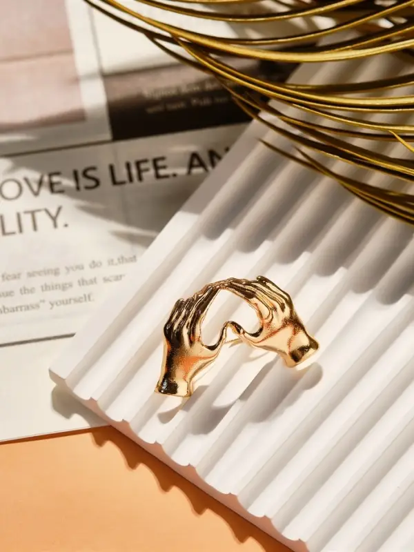 Брошь &laquo;Любящие руки&raquo;, цвет золото