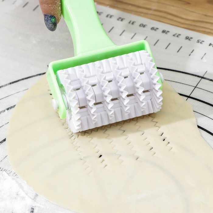 Валик для нарезки теста Доляна «Яркий», 17×8×4,5 см, фактурный, цвет зелёный Валик для нарезки теста Доляна «Яркий», 17×8×4,5 см, фактурный, цвет зелёный