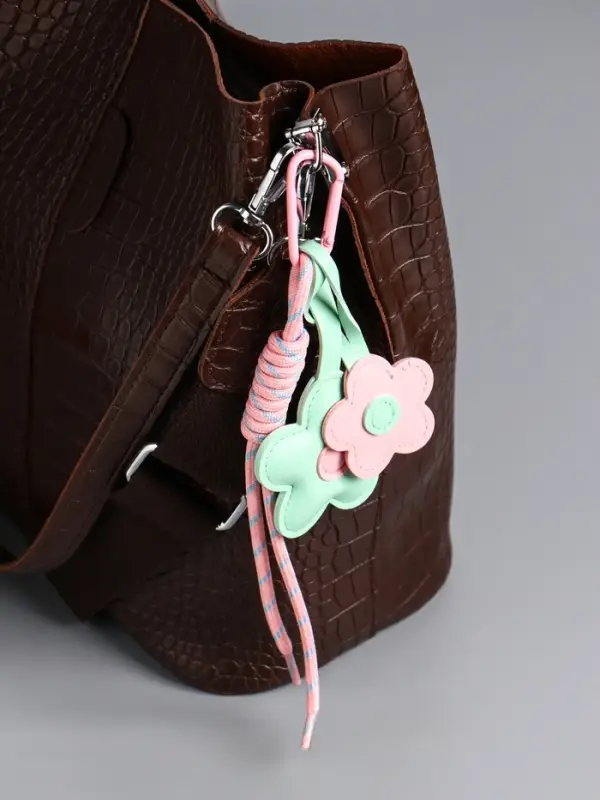 Брелок на карабине кожзам, текстиль  Брелок на карабине кожзам, текстиль "Цветочки" мятно-розовый, с узлом 25х7х1,5 см