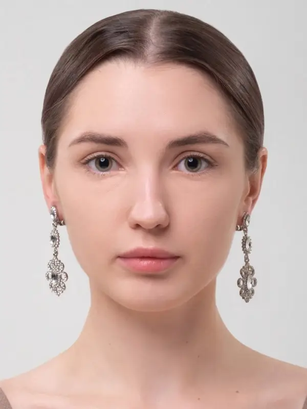 Серьги клипсы для ушей висячие со стразами QF &laquo;Ажур&raquo;, белые в серебре