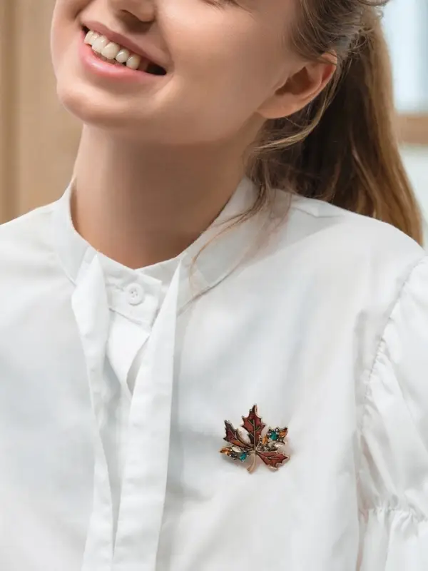 Брошь &laquo;Лист кленовый&raquo;, стеклянный, коричневая в чернёном золоте