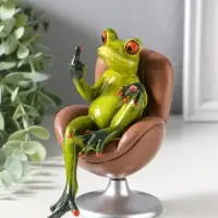 Сувенир полистоун лак "Лягуха показывает средний палец, в кресле" крутится 13х8,7х14 см
