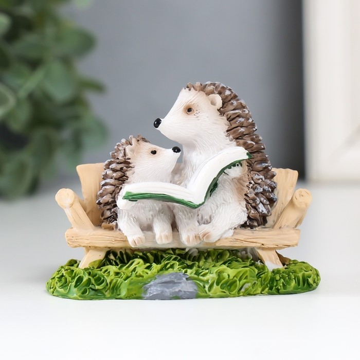 Сувенир полистоун  Сувенир полистоун "Ёжики на скамеечке читают книжку" 5,7х3,9х7,5 см