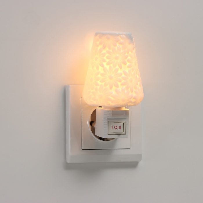 Светильник "Цветы" 1х7Вт Е11 белый 7х7х12см