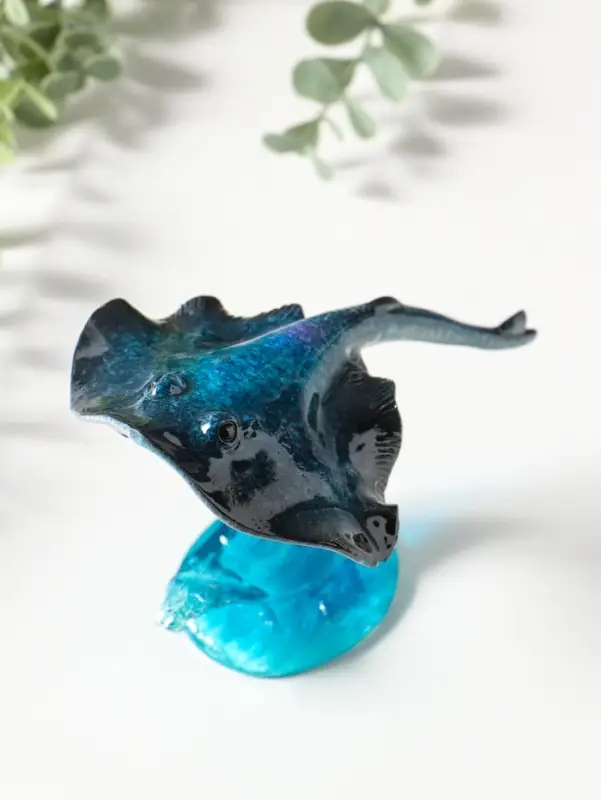 Сувенир полистоун лак "Морской скат на волне" синий 13,2х9,5х11,5 см