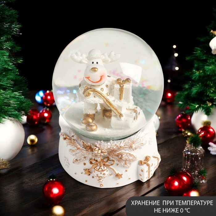 Сувенир полистоун водяной шар "Лосик с подарком" белый с золотом 7х8х9 см