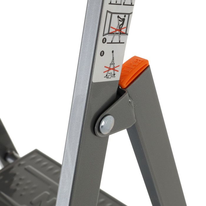 Стремянка Nika СМ6, широкие ступени, высота до рабочей площадки 1290 мм, 6 ступеней Стремянка Nika СМ6, широкие ступени, высота до рабочей площадки 1290 мм, 6 ступеней