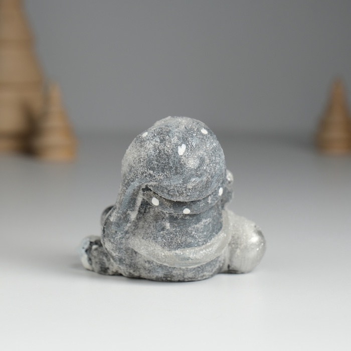 Сувенир полистоун  Сувенир полистоун "Гном в сером длинном колпаке с леденцом/мешком" МИКС 6х4х5,5 см