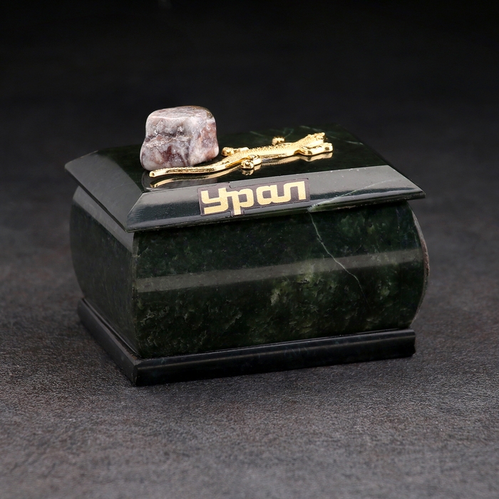 Шкатулка Шкатулка "Урал" прямоугольная, змеевик, с декоративным камнем, 7,5х5,5х5,5 см